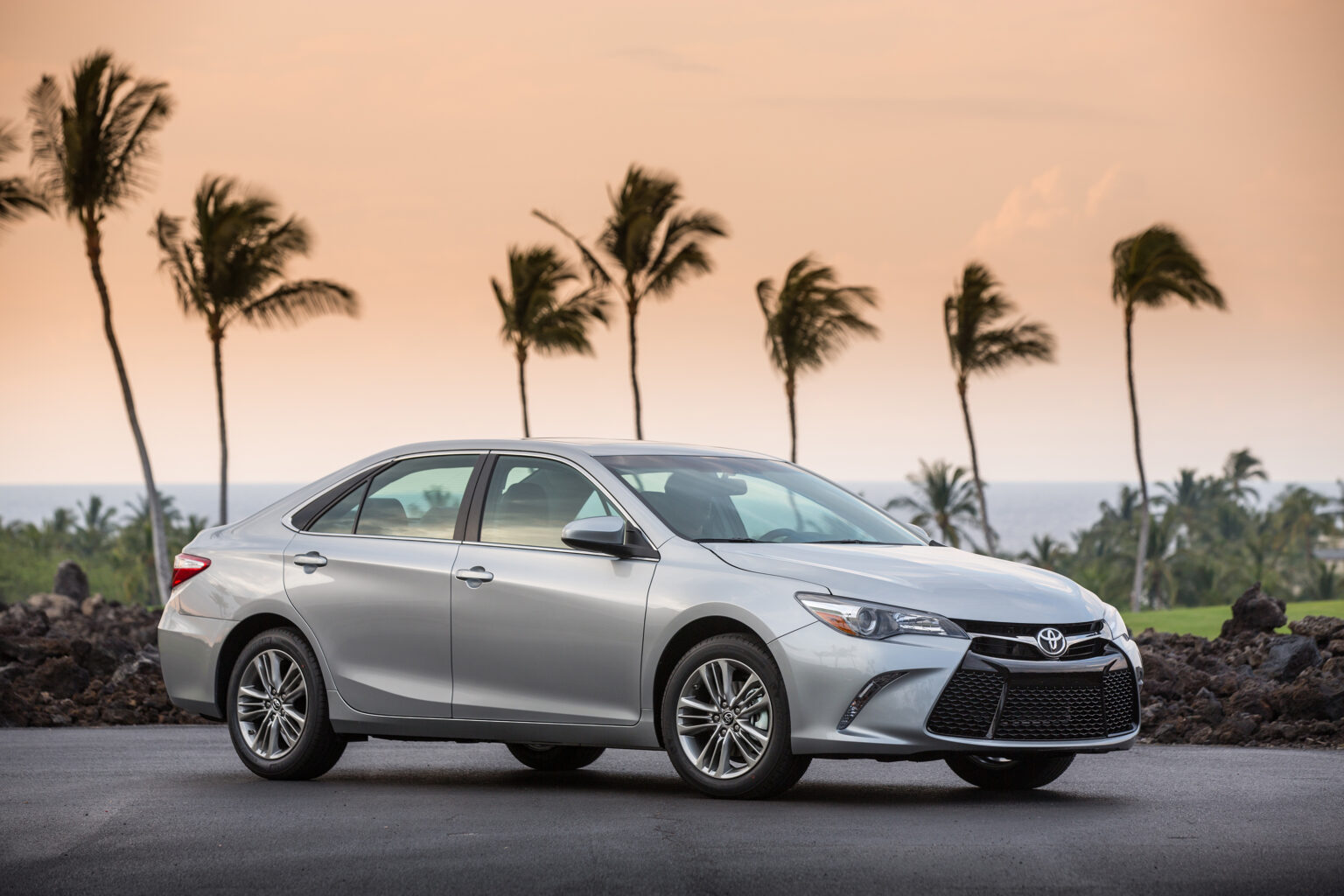 2015_Toyota_Camry_SE_002